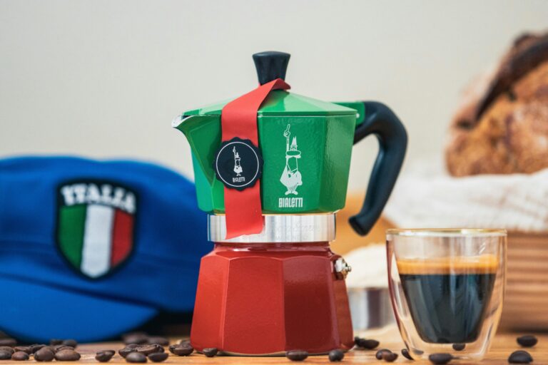 Italienische Mokkakanne mit Espresso und Kaffeebohnen